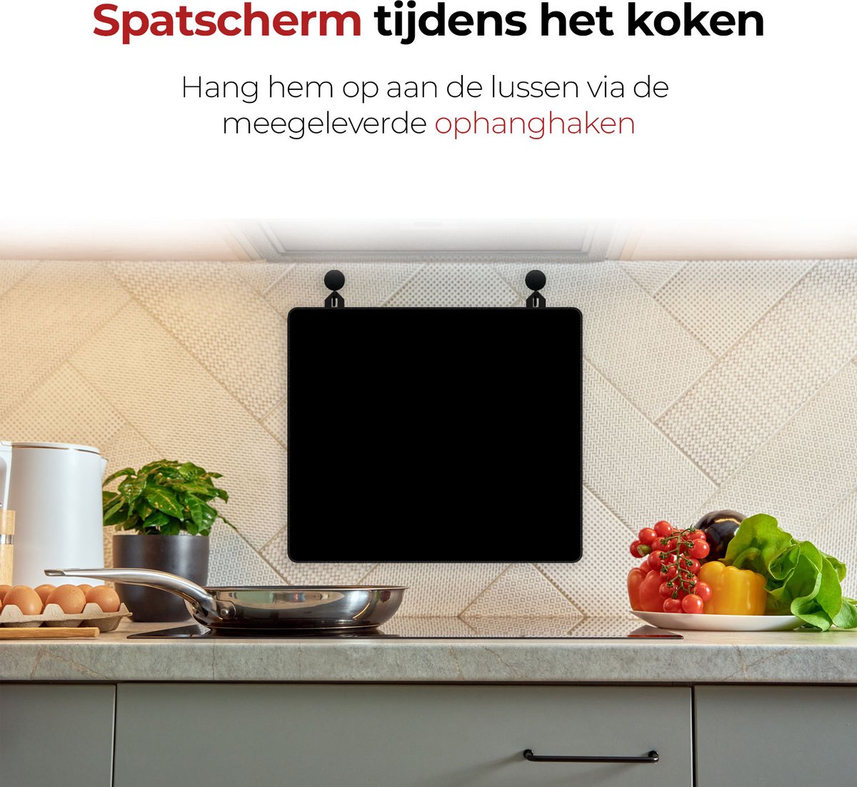 Spatscherm beschermer zwart effen aan de muur tijdens het koken
