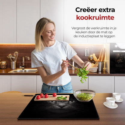 Vrouw in de keuken bezig met eten voorbereiden met behulp van de inductie beschermer kat