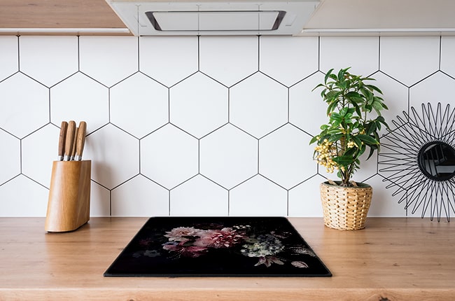 Inductie beschermer bloemen op de inductie kookplaat in de keuken