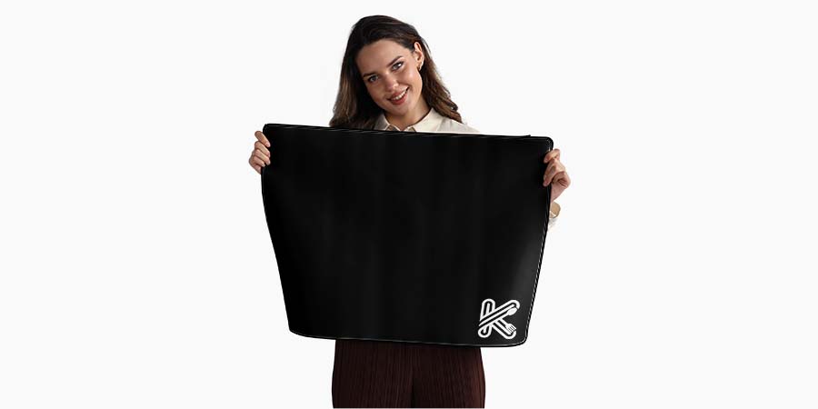 Vrouw met een KitchyMist inductie beschermer